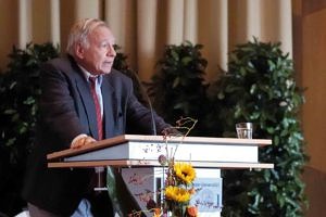 Herr Prof. Dr. Walther L. Bernecker steht an einem Rednerpult und spricht