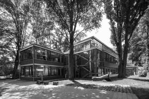 Anbau des IFA Hindenburgstraße 42 mit verglasten Klassenzimmern aufgenommen vom Hinterhof des Instituts im Frühjahr in schwarz-weiß