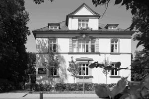Altbau in Frontansicht des IFA in der Hindenburgstraße 42 in schwarz-weiß