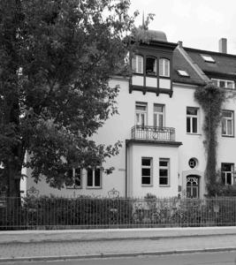 Frontansicht des IFA-Gebäudes Hindenburgstraße 49 in schwarz-weiß