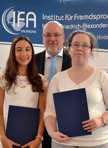 Zu sehen sind die Preisträgerinnen 2017, Viktoriya Letychevska aus der FAK und Lisa Hermann aus der BFS, zusammen mit Herrn Prof. Gossel.