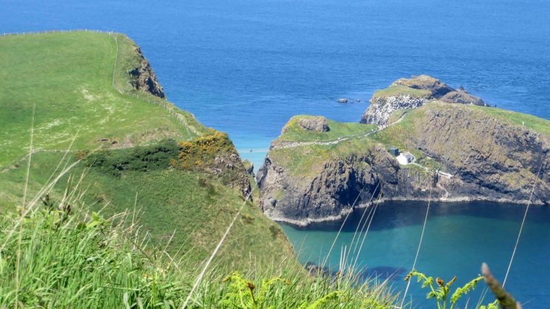 Zu sehen ist die Seilbruecke Carrick-a-Rede in Antrim, Nordirland