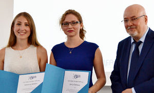 Zu sehen sind die beiden Preisträgerinnen (links: Vanessa Müller, Mitte Jana Clemenz) und der Institutsleiter Prof. Dr. Daniel Gossel