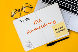 Gelber Hintergrund, darauf ein aufgeschlagenes Notizbuch mit dem Vermerk "To Do: IFA-Anmeldung ab jetzt möglich".