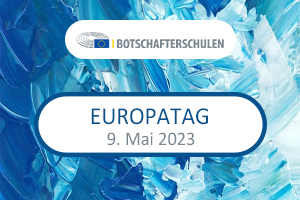 Blauer Hintergrund mit Farbverlauf zu weiß, darüber Textbox mit Logo der Botschafterschulen, darunter Textbox mit Text EUROPATAG, 9. Mai 2023