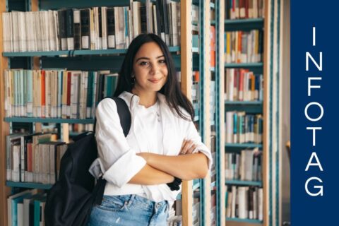 Junge Studentin in der Bibliothek mit Text "Infotag".