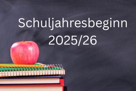 Schriftzug Schuljahresbeginn 2025/56 mit Heften und Apfel