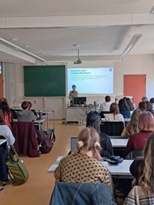 Lisa Neuhaus beim Vortrag über Selbstständigkeit und Preiskalkulation für Übersetzer/-innen und Dometscher/-innen.